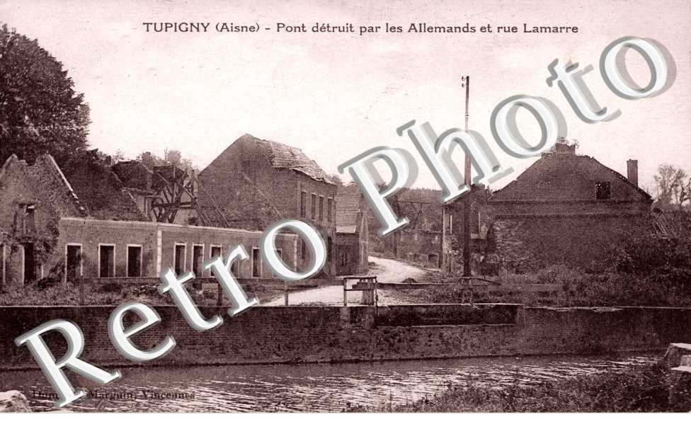 Pont detruit par les Allemands et rue Lamarre