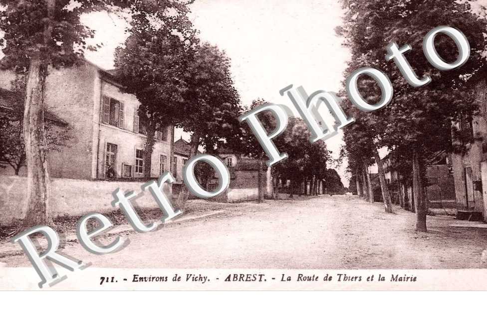 la route de Thiers et la Mairie