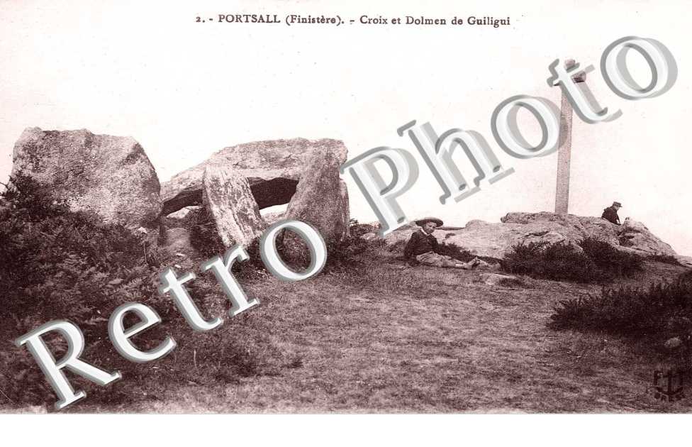 Portsall - Croix et Dolmen de Guiligui