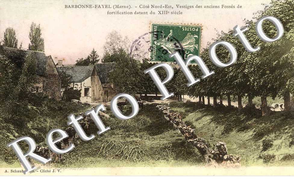 cote Nord-Est, vestiges des anciens fosses de fortification datant du XIIIeme siecle