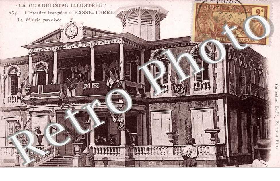 L'Escadre francaise - la Mairie pavoisee