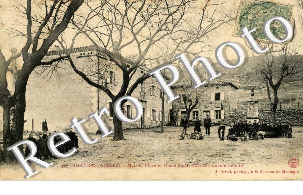 Mairie - Place et buste de M. Clauzel