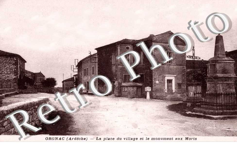 La place du village et le monument aux morts