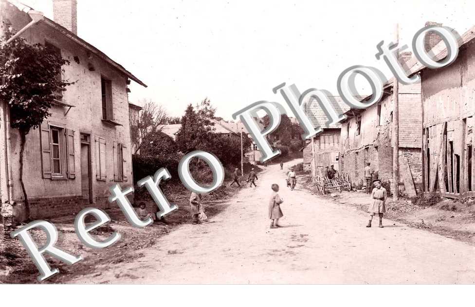 ( une rue du village )