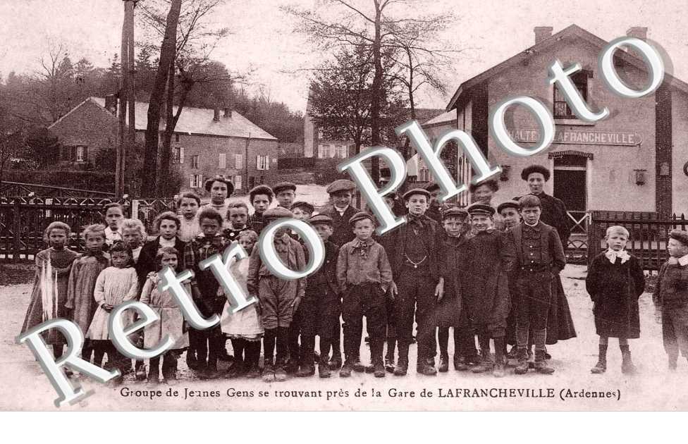 groupe de jeunes gens se trouvant pres de la gare