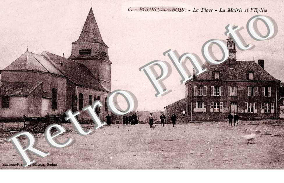 la place, la mairie et l'eglise