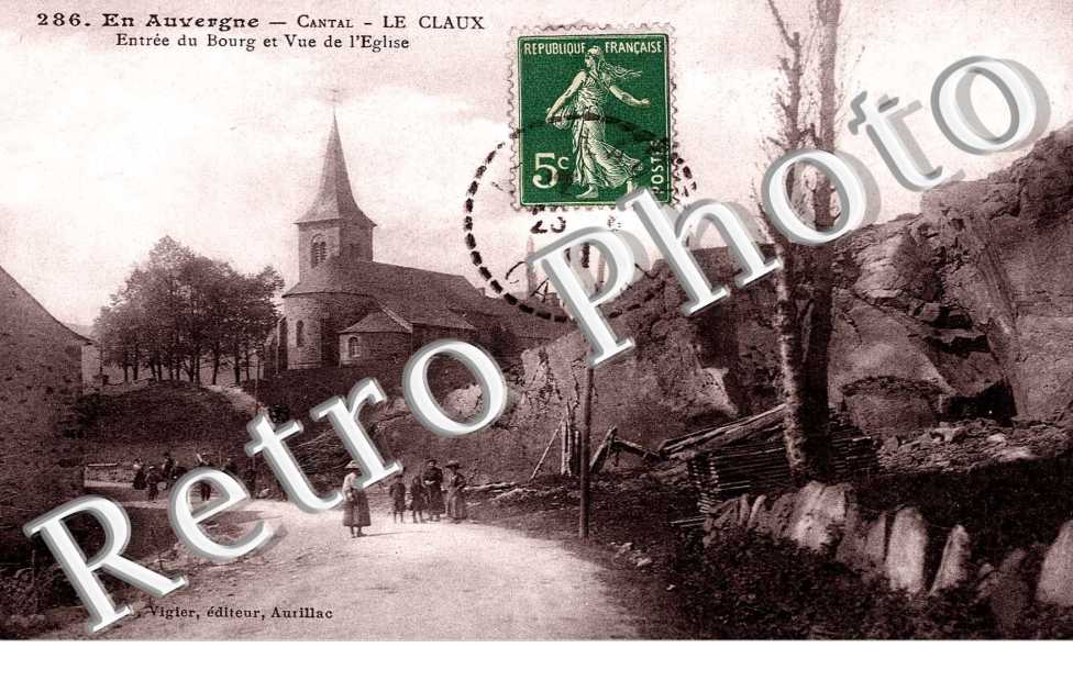 Entree du bourg et vue de l'eglise