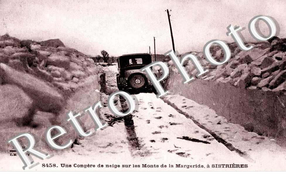 Une congere de neige sur les monts de la Margeride - Sistrieres