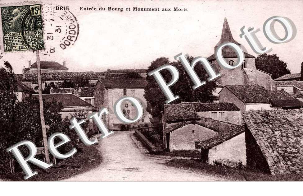 Entree du bourg et monument aux morts