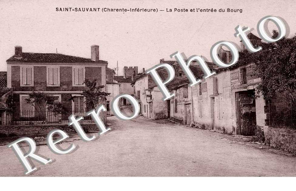 LA POSTE ET L'ENTREE DU BOURG