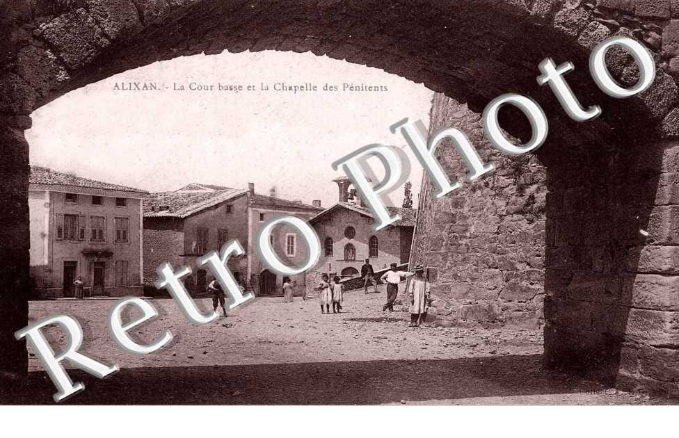 La cour basse et la chapelle des Penitents