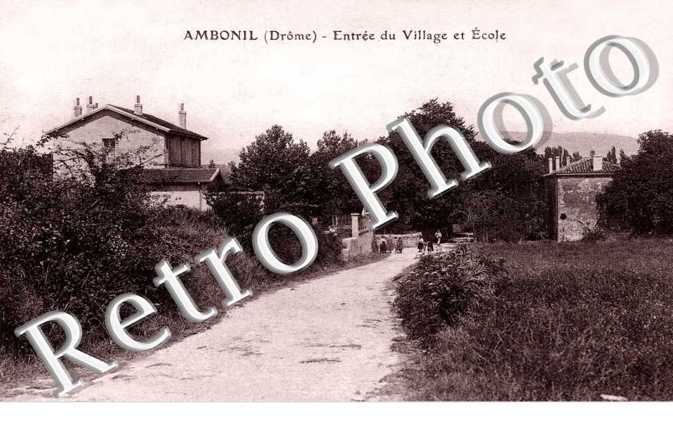 Entree du village et ecole