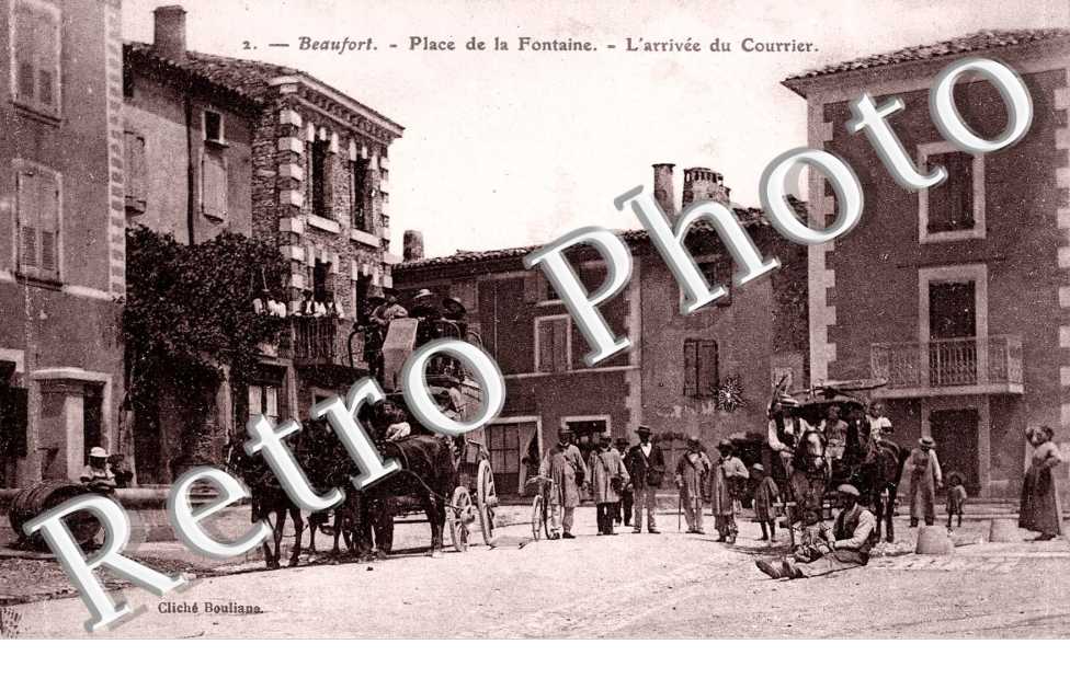 Place de la fontaine - L'arrivee du courrier