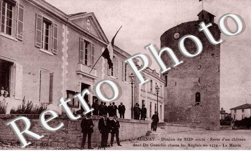 Donjon du XIIIe s - reste d'un chateau - la mairie