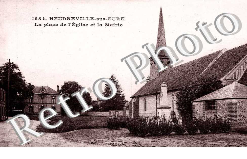La place de l'eglise et la mairie