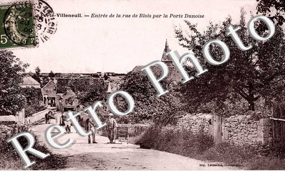 Entree de la rue de Blois par la route Dunoise