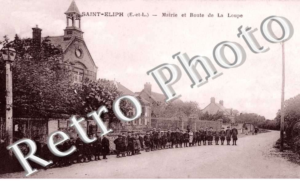 Mairie et route de La Loupe