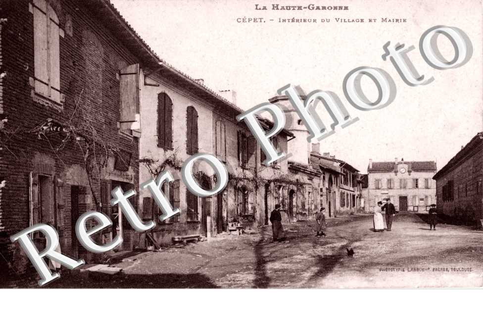Interieur du Village et la Mairie