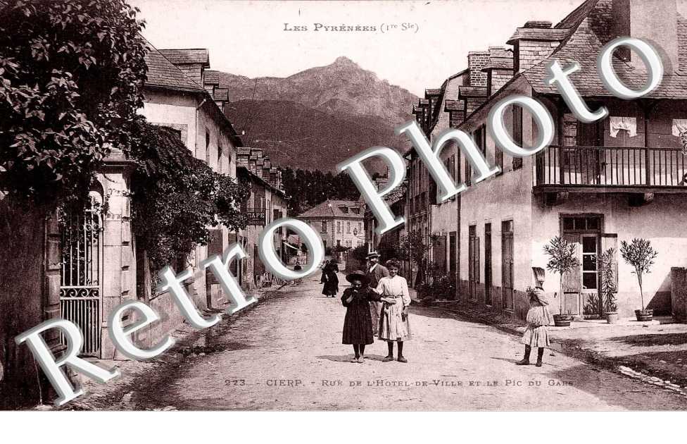 Rue de l'Hotel de Ville et le Pic du Gars