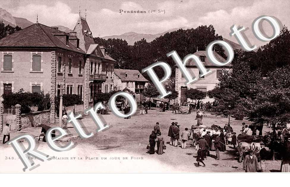 La Mairie et la Place un jour de Foire