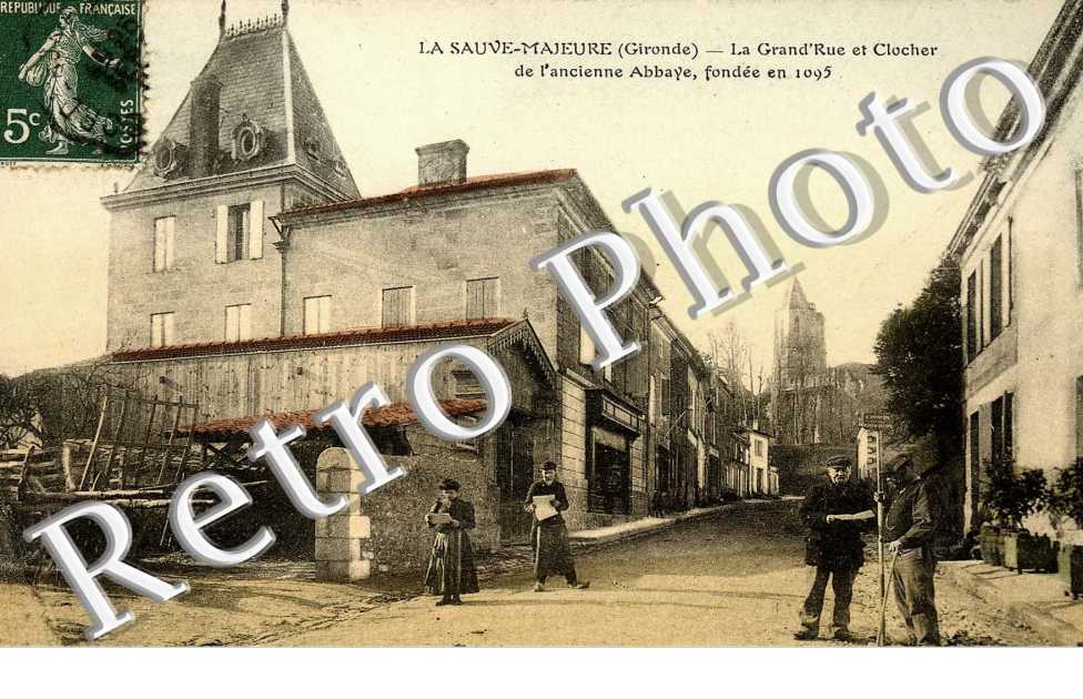 La grand'rue et clocher de l'ancienne abbaye