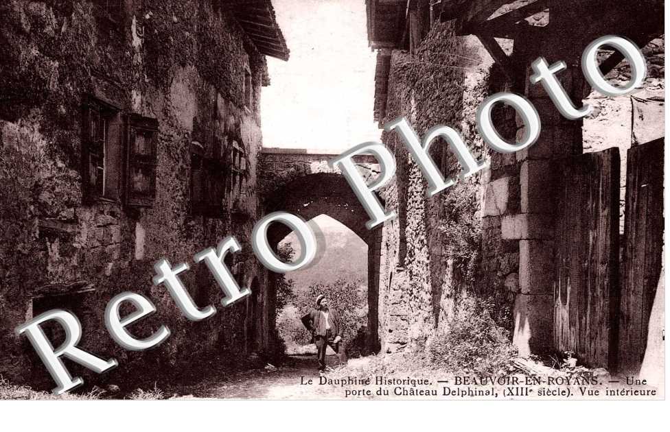 Une porte du Chateau Delphinal