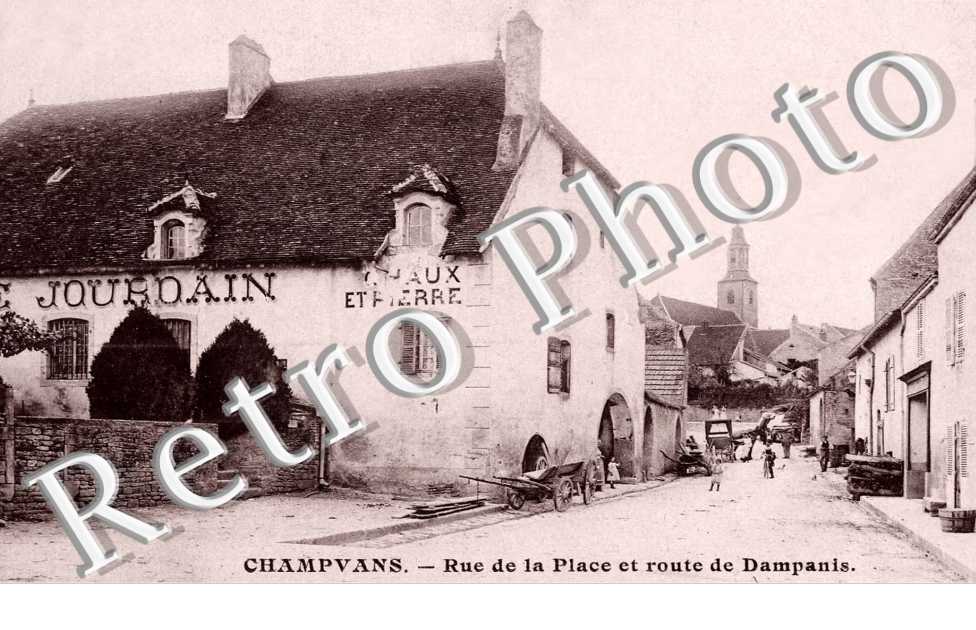 Rue de la place et route de Dampanis