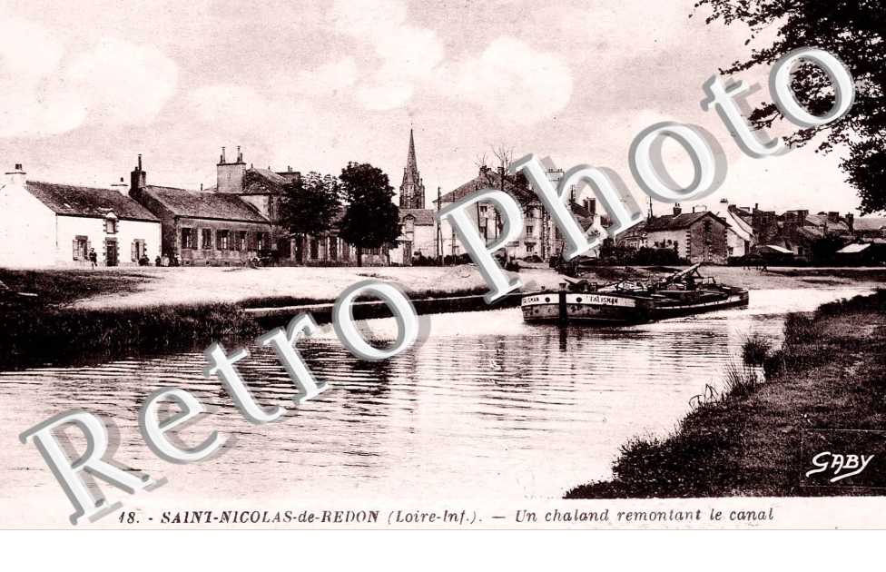 un chaland remontant le canal