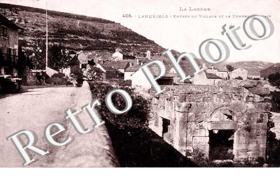 entree du village et le tombeau romain