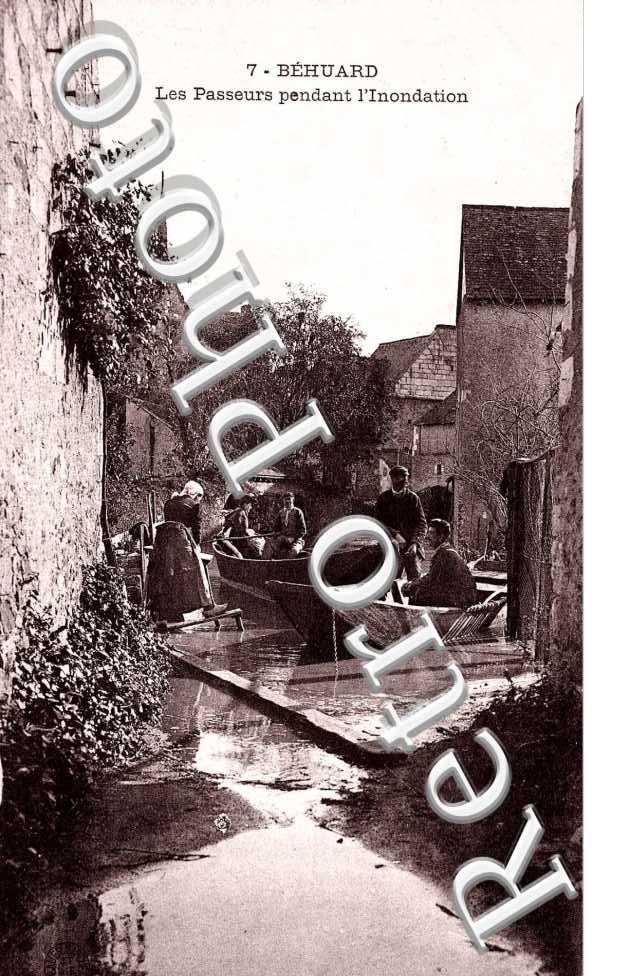 Les passeurs pendant l'inondation