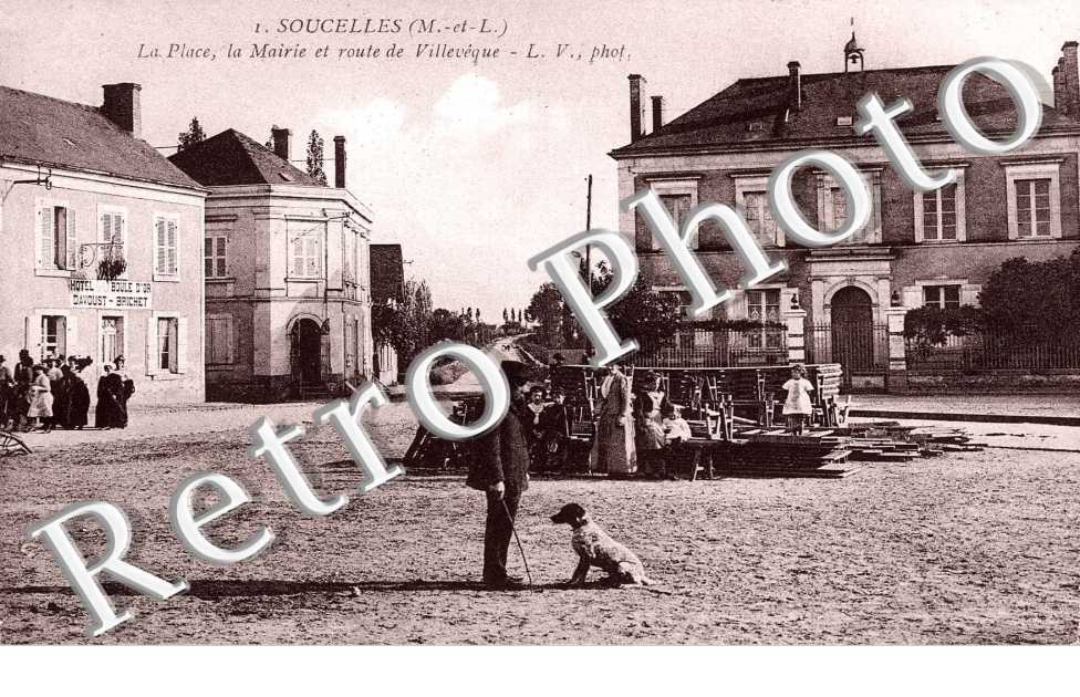 La place - la mairie et route de Villeveque