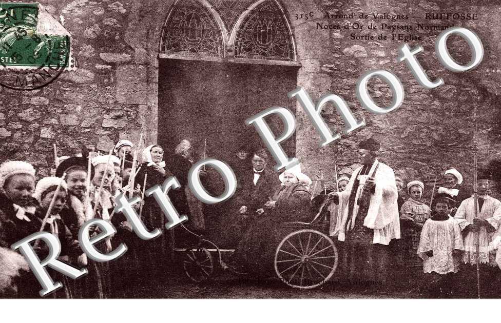 Noces d'or de paysans normands - sortie de l'eglise RUFFOSSE