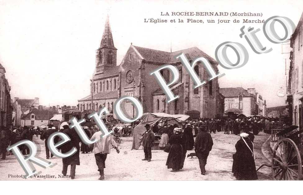 L'eglise et la place un jour de marche