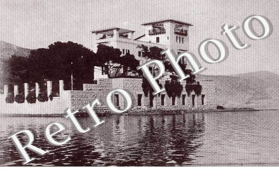 (une villa au bord de l'eau)