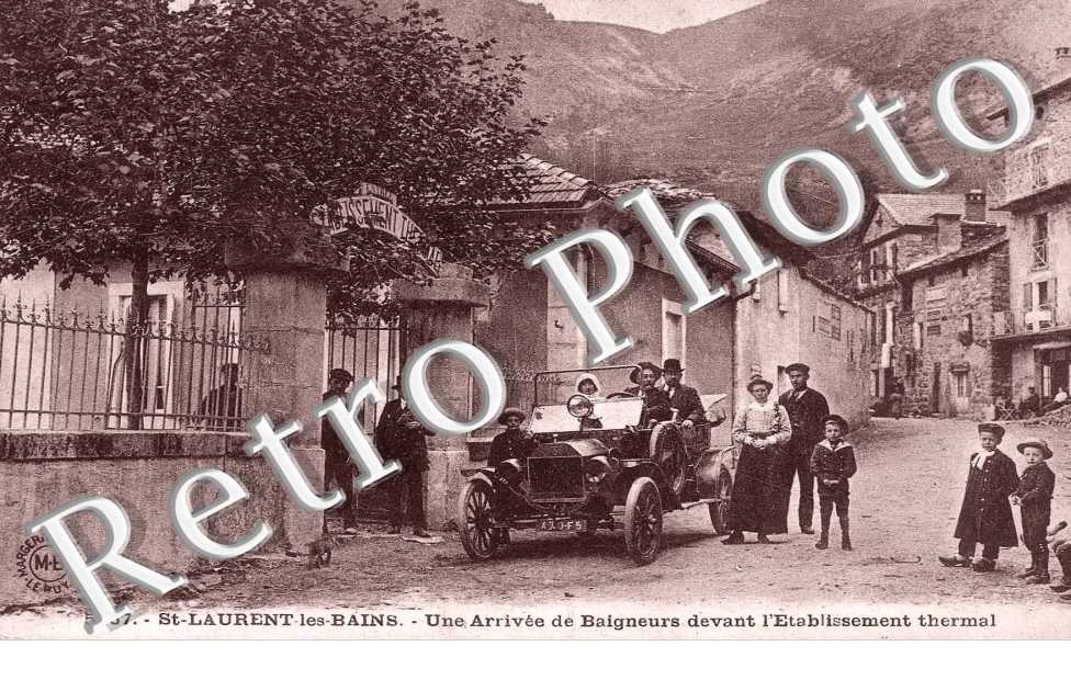 une arrivee des baigneurs devant l'etablissement thermal (automobile)