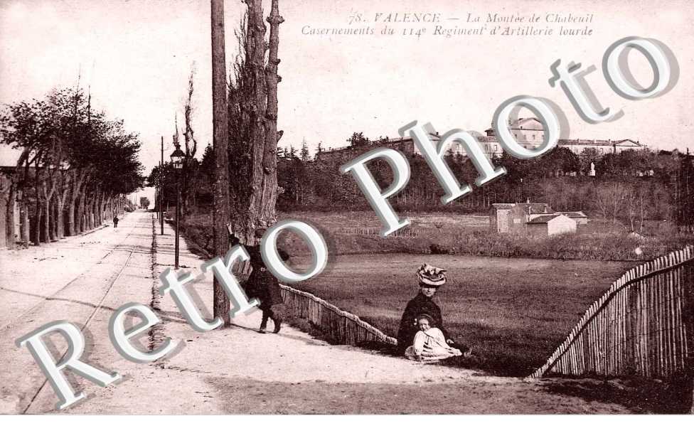 la montee de Chabeuil , casernements du 114eme Regiment d'artillerie lourde