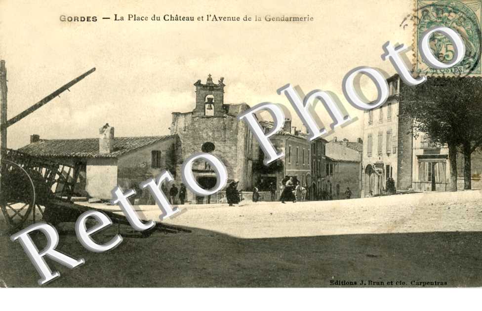 la Place du chateau et l'avenue de la gendarmerie