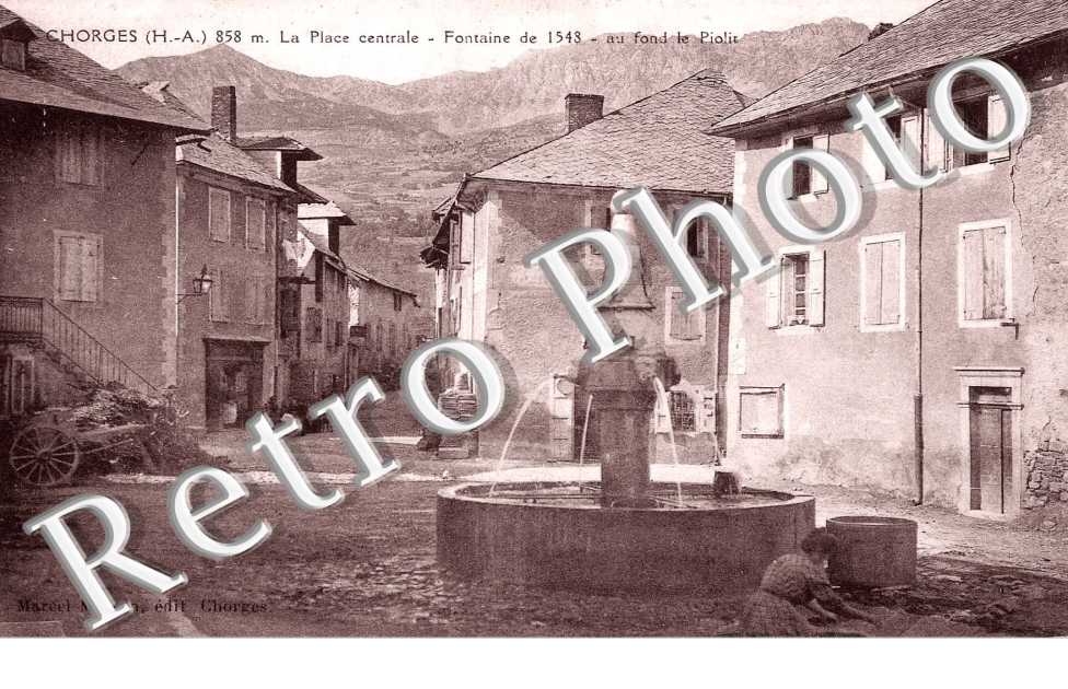 la place centrale  au fond le Piolit