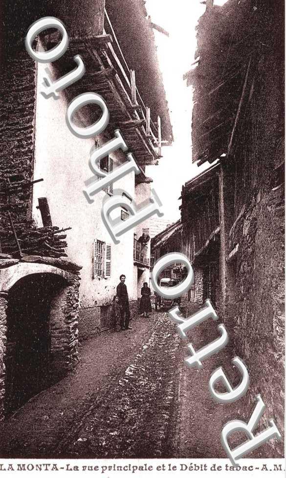 La Monta - la rue principale et le debit de tabac