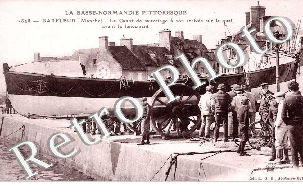 Le canot de sauvetage  a son arrivee sur le quai avant le lancement