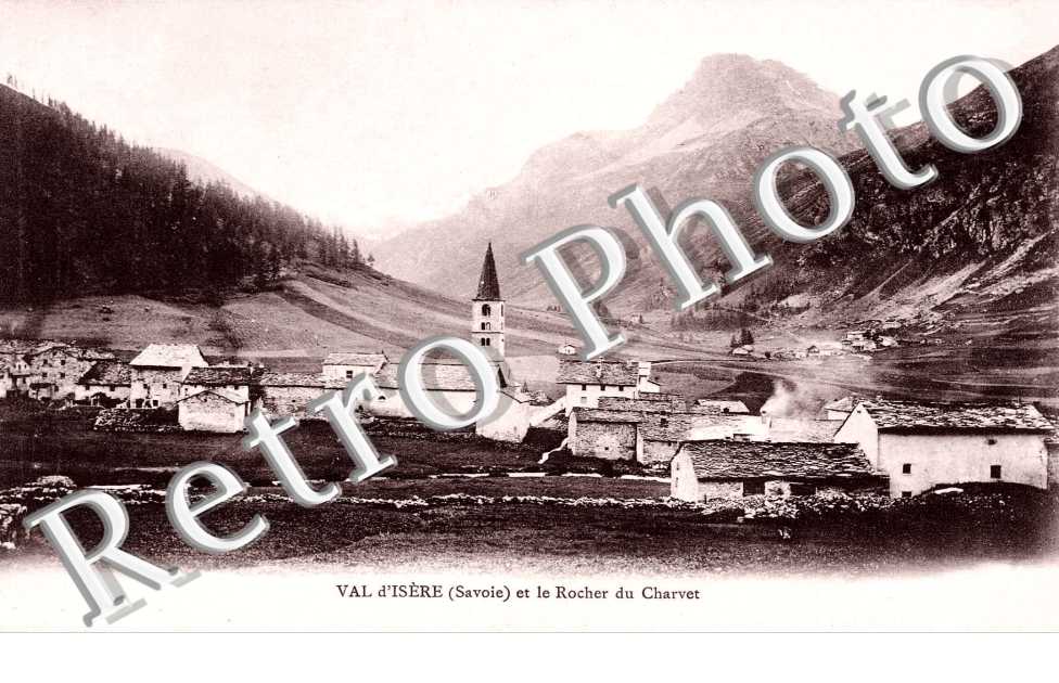 Le Village et le Rocher du Charvet