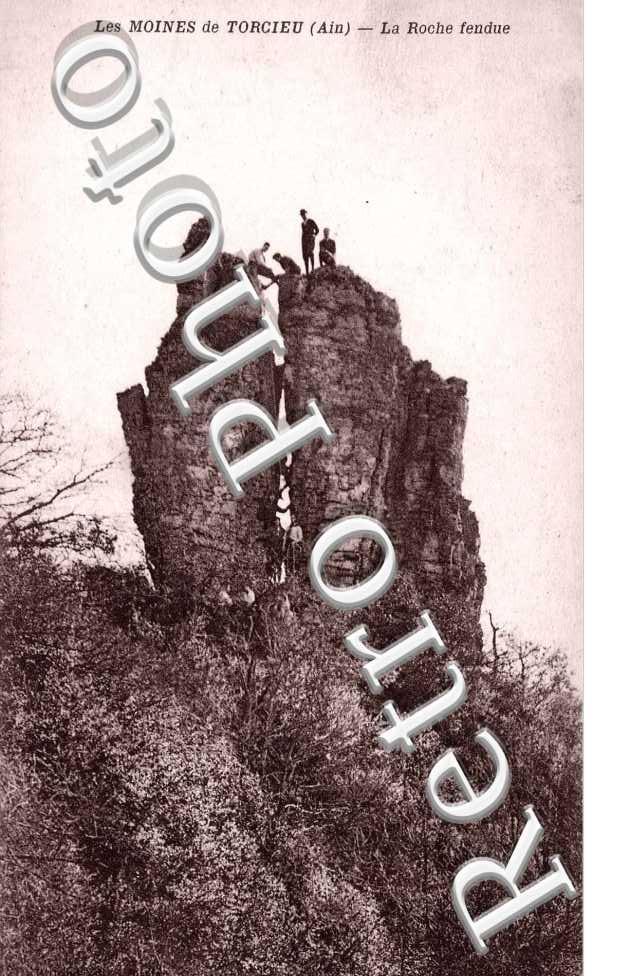 les moines de Torcieu, la roche fendue