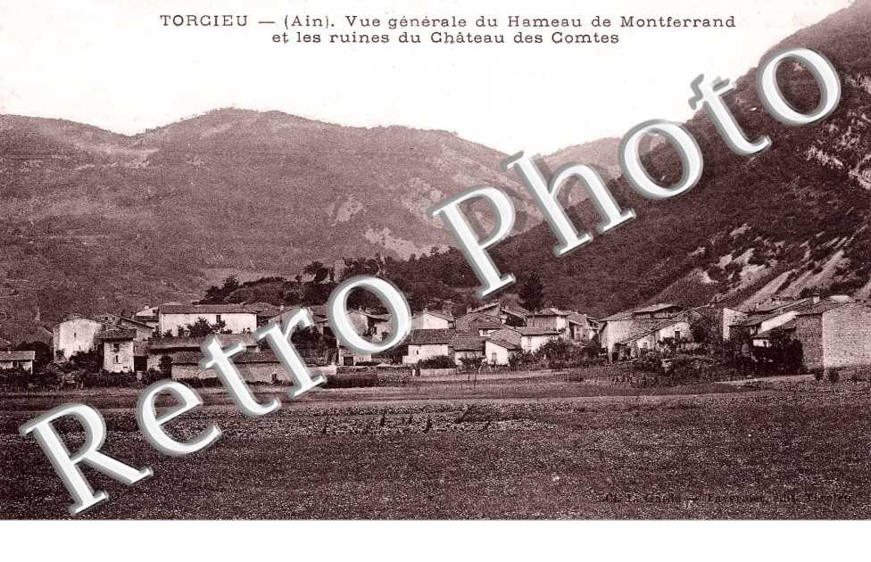 Vue generale du hameau de Montferrand et les ruines du chateau des Comtes