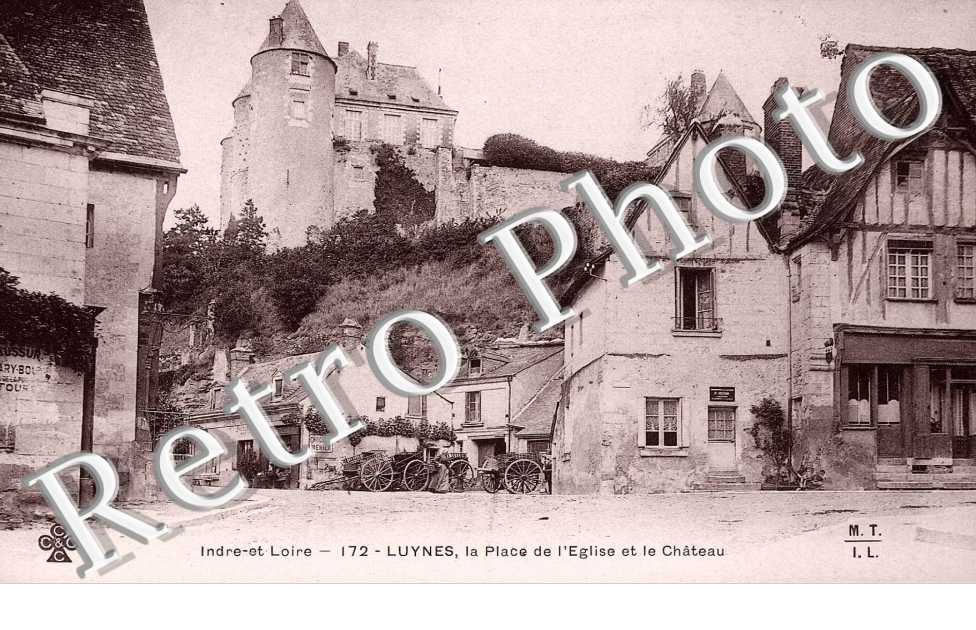 la place de l'eglise et le chateau
