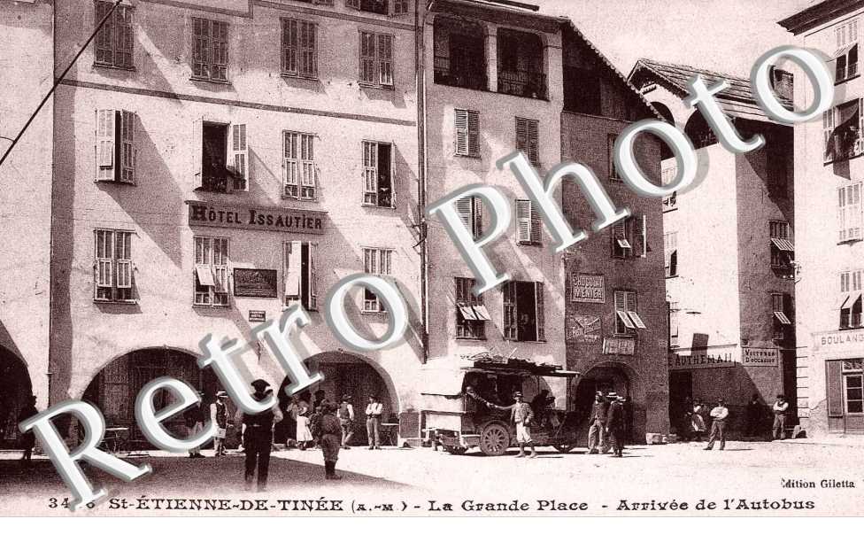 La grande place - arrivee de l'autobus