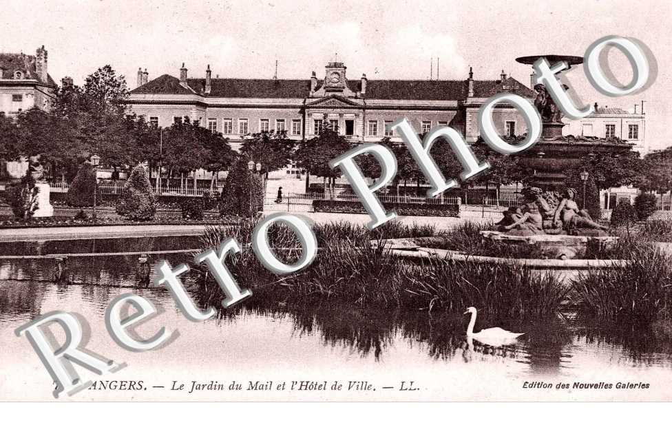 le Jardin du Mail et l'Hôtel de Ville