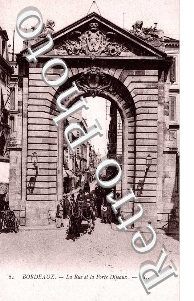 la rue et la porte Dijeaux