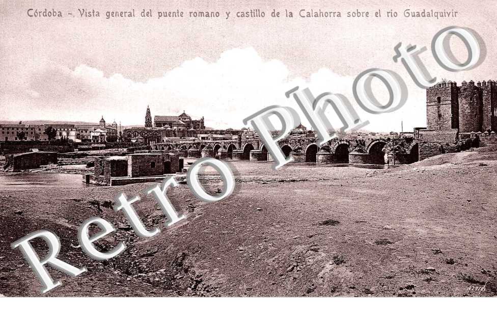 Vista general del puente romano y castillo de la calahorra sobre el rio Guadalquivir