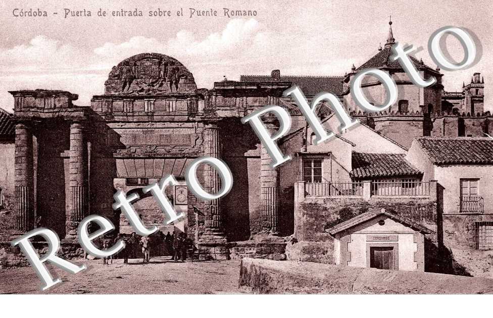 Puerta de entrada sobre el puente Romano