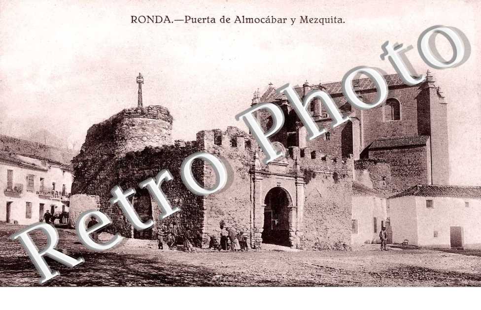 puerta de Almocabar y Mezquita